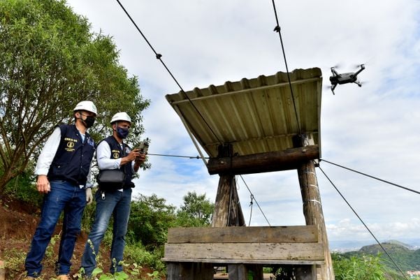 Crea realiza vistoria na tirolesa do Morro do Moreno por Fernando Madeira