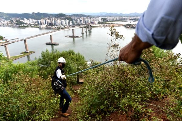 Crea realiza vistoria na tirolesa do Morro do Moreno por Fernando Madeira