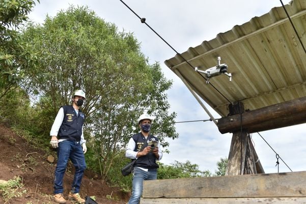 Crea realiza vistoria na tirolesa do Morro do Moreno por Fernando Madeira