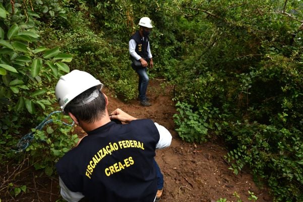 Crea realiza vistoria na tirolesa do Morro do Moreno por Fernando Madeira