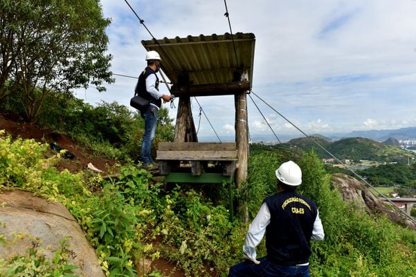 Crea realiza vistoria na tirolesa do Morro do Moreno por Fernando Madeira