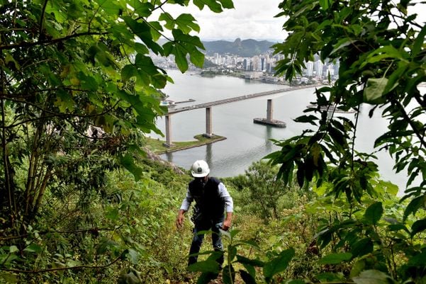 Crea realiza vistoria na tirolesa do Morro do Moreno por Fernando Madeira