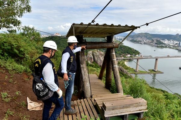 Crea realiza vistoria na tirolesa do Morro do Moreno por Fernando Madeira
