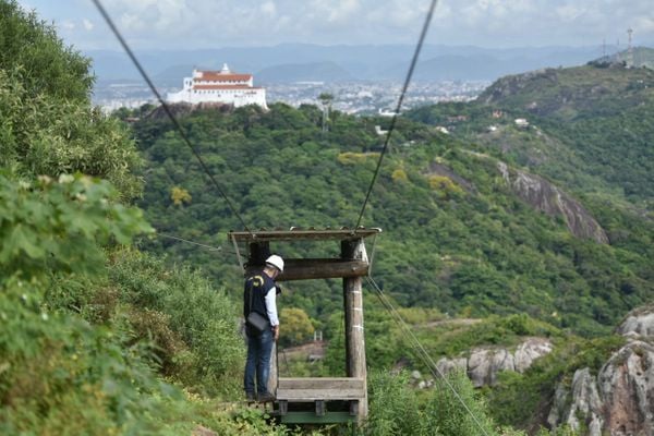 Engenheiros do CREA-ES fiscalizam tirolesa no Morro do Moreno