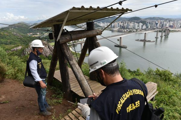 Engenheiros do CREA-ES fiscalizam tirolesa no Morro do Moreno por Fernando Madeira