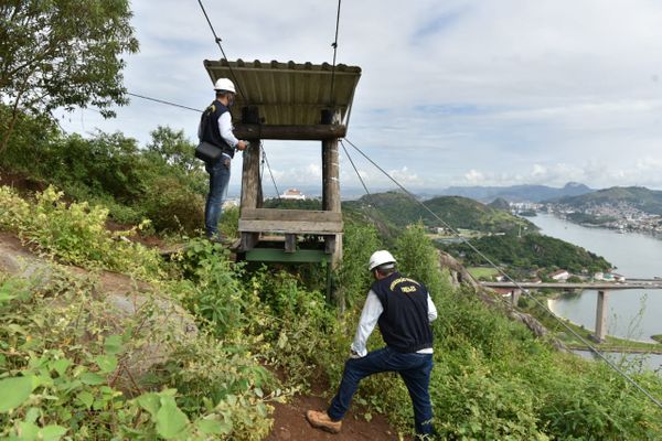 Engenheiros do CREA-ES fiscalizam tirolesa no Morro do Moreno por Fernando Madeira