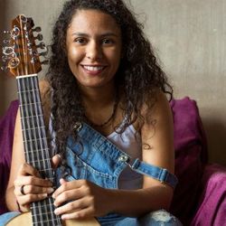 A violeira Laís de Assis