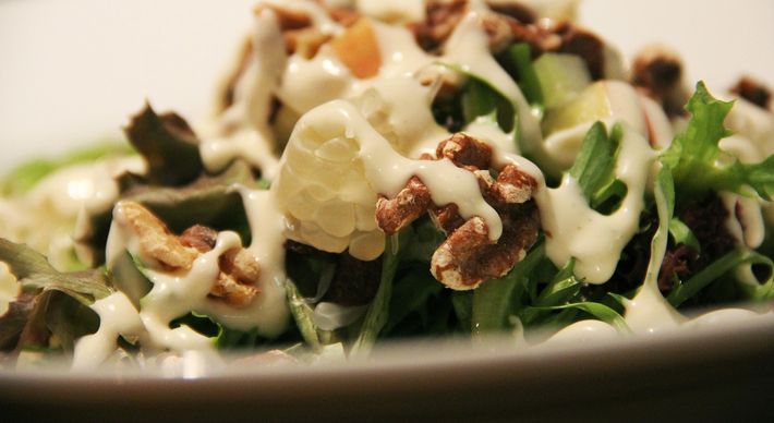 Algumas pessoas têm dificuldade de aderir à salada na hora da alimentação. Confira 5 receitas de molhos naturais que vão te ajudar na hora da dieta.