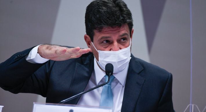 Ex-ministro da Saúde foi o primeiro a depor na comissão no Senado. Para Mandetta, Bolsonaro adotou discurso negacionista que pode ter contribuído para espalhar mais rapidamente a Covid-19