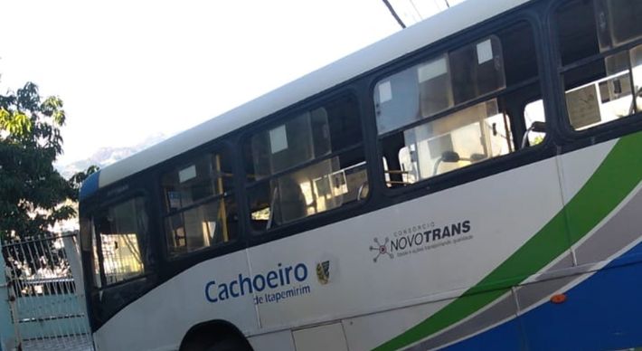 Segundo a empresa responsável pelo veículo – que é do transporte público municipal – acidente aconteceu porque o motorista não conseguiu fazer uma curva na tarde desta terça-feira (4)