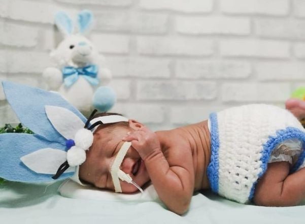 Bebês internados ganham 'mesversário' em UTI de hospital em Colatina