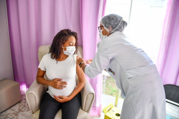 Linhares inicia vacinação de pessoas com comorbidades, grávidas e puérperas