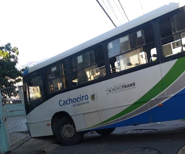 Ônibus perde o controle em igreja em Cachoeiro