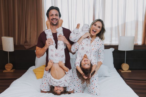 Thiago Lacourt, Thanandra Torres e os filhos Anna na barriga, Levi e José com os pijamas da nova coleção com Isadora Duncan