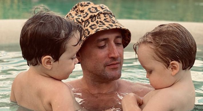 Ator de 42 anos faleceu na terça-feira (4) de complicações da Covid-19, o quecomoveu o país. Fãs anônimos e famosos prestaram homenagens ao artista e sua família pelas redes sociais