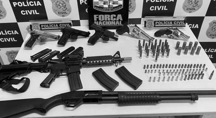 Apreensões robustas mostram que existe eficiência policial no cerco às armas, mas guerra de facções também indica que o abastecimento da criminalidade com armamento pesado não consegue ser interrompido
