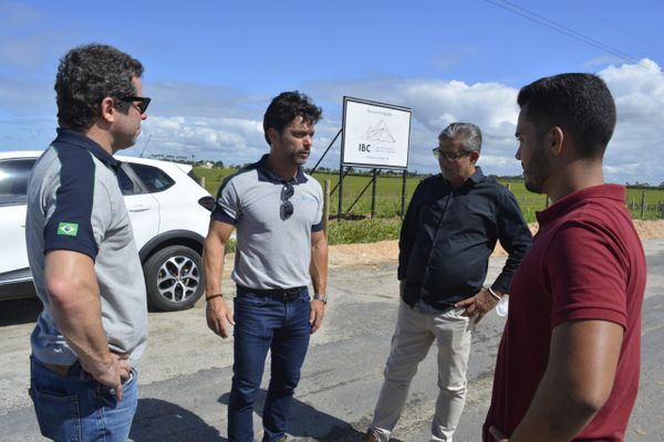 Empresários visitam terreno onde será instalada fábrica da IBC Brasil, em Presidente Kennedy
