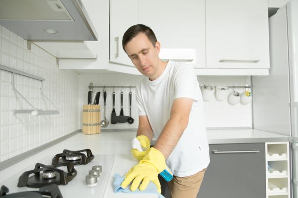 Homem limpando fogão