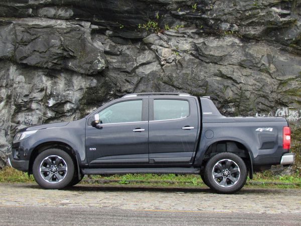 picape Chevrolet S10 High Country por Luiza Kreitlon/AutoMotrix