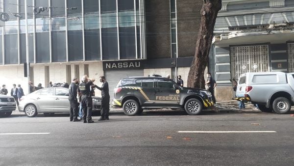 Polícia Federal cumpriu mandado de busca na sede da Cimento Nassau, no Bairro do Recife, nesta quarta-feira (5)