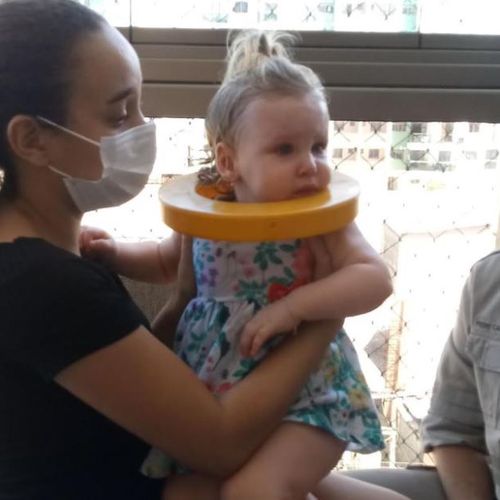 A menina colocava o círculo na cabeça e se divertia, mas, por ser um brinquedo relativamente pequeno, ninguém desconfiou que a argola pudesse ficar presa ao pescoço dela. A criança foi resgatada e passa bem