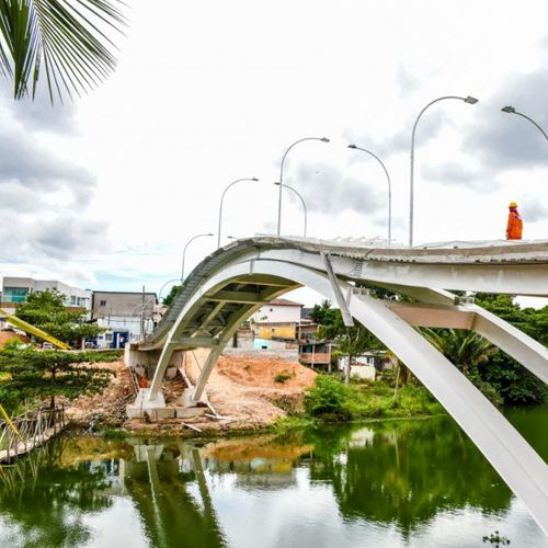 Passarela de pedestres com trecho inclinado causa polêmica em Linhares
