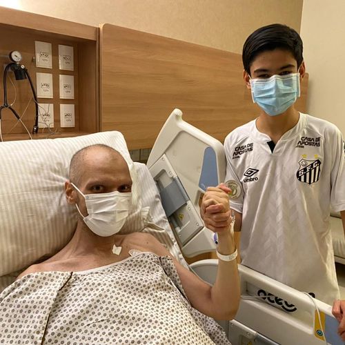 Ele está internado no Hospital Sírio-Libanês, onde faz tratamento contra um câncer na região do estômago, desde 2 de maio