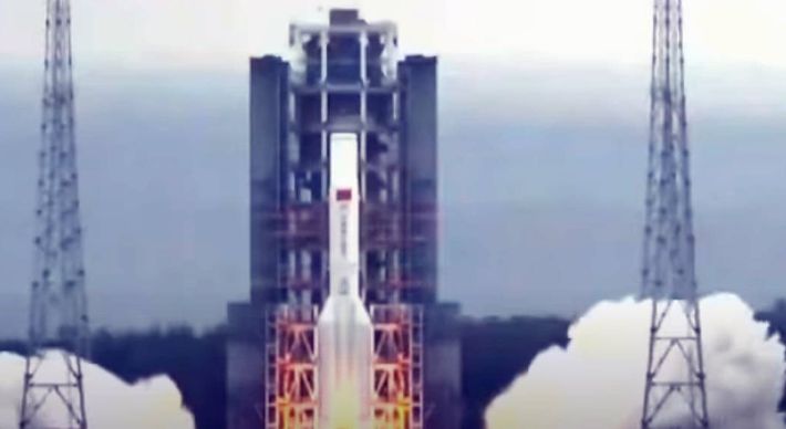 A agência espacial da China ainda não disse se a parte central do enorme foguete Long March 5B está sob controle ou fará uma descida descontrolada
