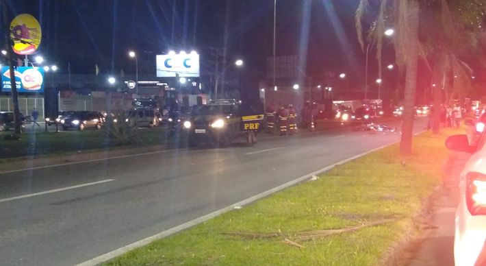 Batida aconteceu no final da tarde desta quinta-feira (6), entre um caminhão e uma moto. No km 269, duas faixas da rodovia estão interditadas no sentido Norte e o trânsito segue por desvio para a pista marginal