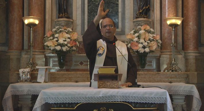 Depois de passar 18 dias internado e tendo recebido alta recentemente, Frei Paulo Roberto celebrou na noite desta quarta-feira (5) a primeira missa dele; cerimônia foi comemorada e acompanhada virtualmente pelos fiéis