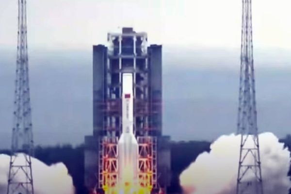 A agência espacial da China ainda não disse se a parte central do enorme foguete Long March 5B está sob controle ou fará uma descida descontrolada
