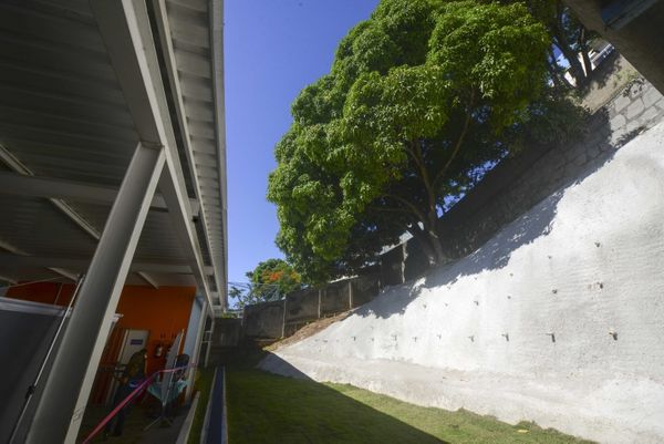 A Prefeitura de Vitória entregou a obra de contenção do muro da escola municipal Custódia Dias de Campos