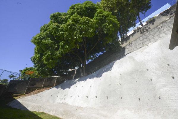 A Prefeitura de Vitória entregou a obra de contenção do muro da escola municipal Custódia Dias de Campos