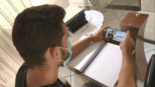 Com professor de libras, estudante surdo volta a estudar em Linhares