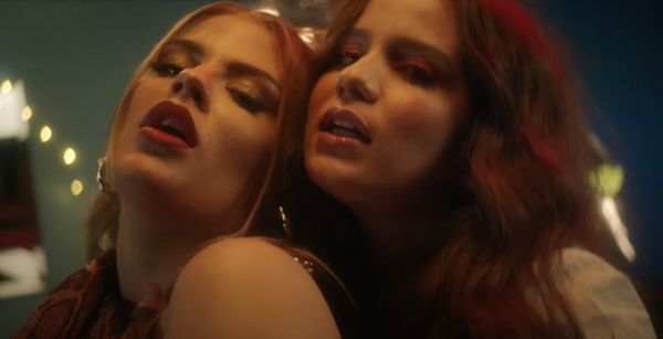 Em clipe de