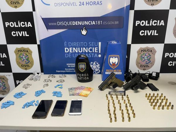 Policiais militares detiveram cinco indivíduos e apreenderam diversos materiais, entre eles armas, munições e drogas no bairro Joana D'Arc