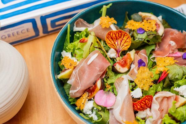 Salada Eliah: mix de folhas, figo, presunto italiano, queijo de cabra, crispy de parmesão e redução de balsâmico (R$ 53) por Pedro Melo