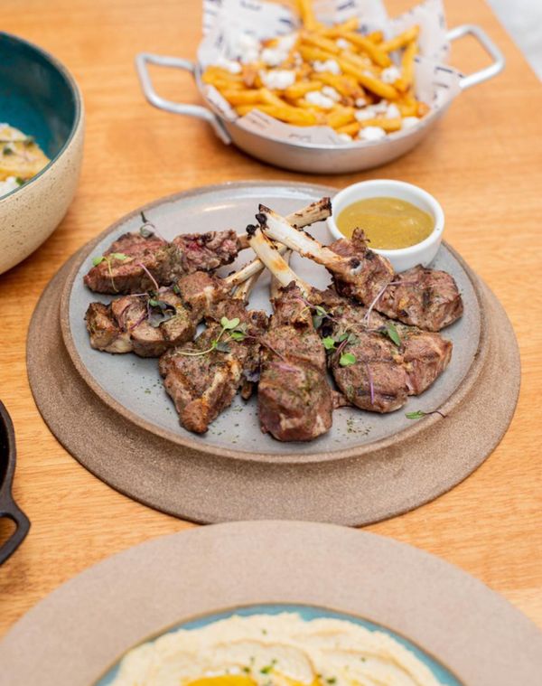 Cordeiro Meraki: costeletas grelhadas em char broiler + chutney de maçã verde e curry (R$ 113/entrada para compartilhar) por Pedro Melo