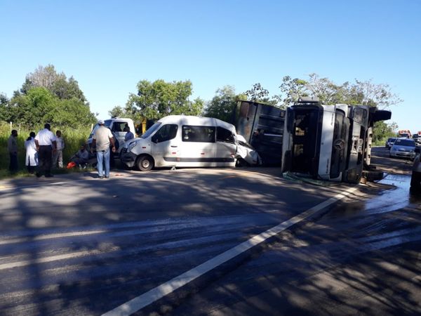 Uma van da Prefeitura de Aracruz e um caminhão se envolveram em um acidente na rodovia ES 257