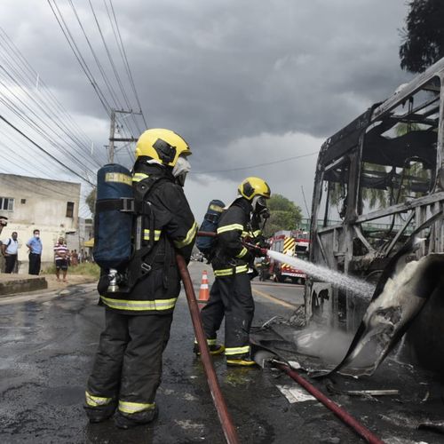 Passageiros do ônibus informaram que indivíduos encapuzados mandaram os ocupantes do veículo descerem e atearam fogo no coletivo. Outros dois veículos foram atingidos pelo fogo e os Bombeiros estão no local