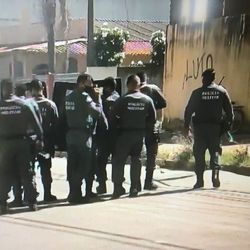 Revoltados, os manifestantes colocaram fogo em pneus e outros objetos para fechar as ruas do bairro. Polícia Militar está no local