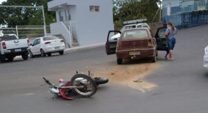 Um carro e uma moto colidiram e o motociclista ficou ferido. O acidente foi na tarde desta sexta-feira (7), em um cruzamento da Avenida Guanabara