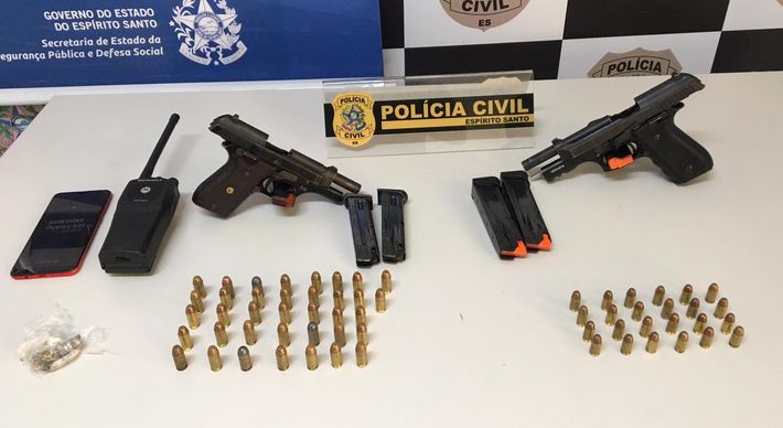 Um homem foi preso e um adolescente foi detido dentro da casa no bairro Santa Martha, em Vitória, que era utilizada como base para ataques a traficantes de Andorinhas