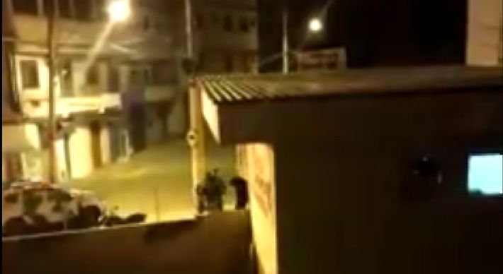 As imagens – que viralizaram – mostram quando um homem leva tapas no rosto próximo a uma viatura. Caso teria acontecido na noite da última quarta-feira (5)