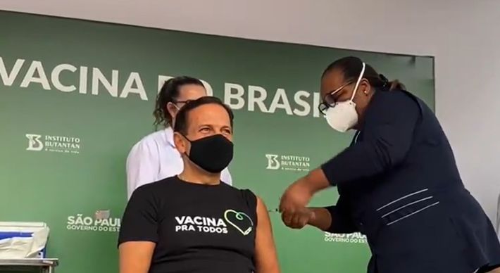 A responsável por fazer a aplicação foi a enfermeira Mônica Calazans, a primeira brasileira a ser vacinada contra a Covid-19, no dia 17 de janeiro de 2021