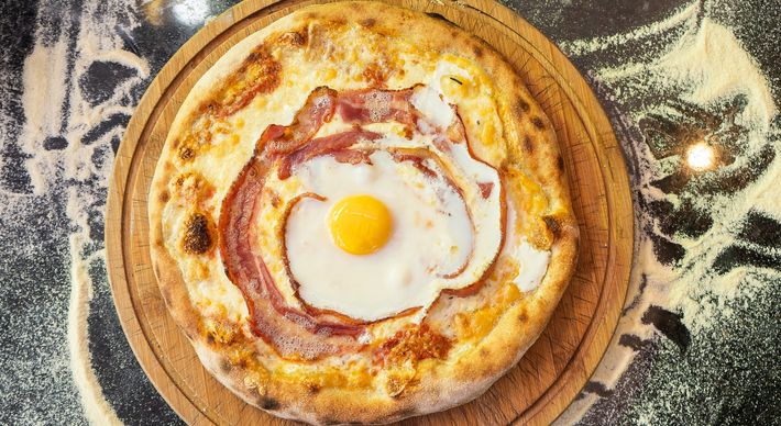 Receita do chef Gino Contin é feita com massa ao estilo napolitano, panceta defumada, ovo caipira e queijo grana padano