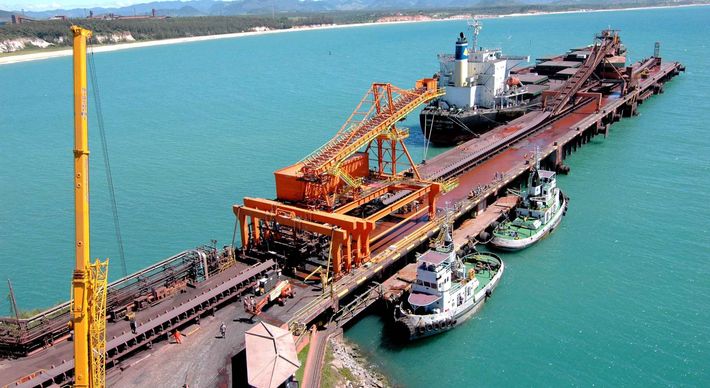 Estrangeiros que chegaram ao Porto de Ubu, da Samarco, foram entregues às autoridades