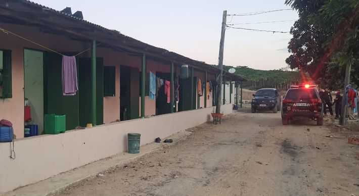 Além da falta de salário e das péssimas condições de trabalho e moradia, parte deles testou positivo para Covid-19 e ainda assim eram mantidos juntos sem nenhum tipo de tratamento ou isolamento