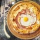 Imagem - Aprenda a preparar uma pizza à carbonara com gema mole