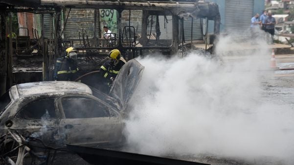 Cerca de 1 hora depois do início do incêndio, equipes do Corpo de Bombeiros ainda atuavam no local por Vitor Jubini